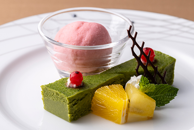 抹茶のテリーヌとカシスのソルベ