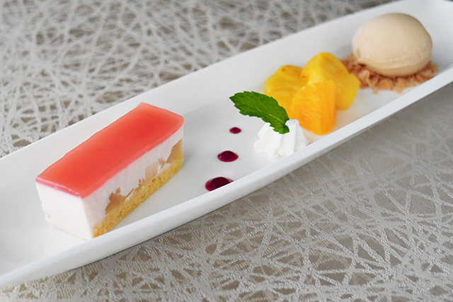 【8月】白桃のムースケーキ／紅茶のアイス／季節のフルーツ
